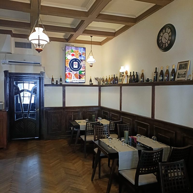 Reteaua Digitala DOOH Indoor - CONACUL ZENEEA | Restaurant specific Romanesc din 1918