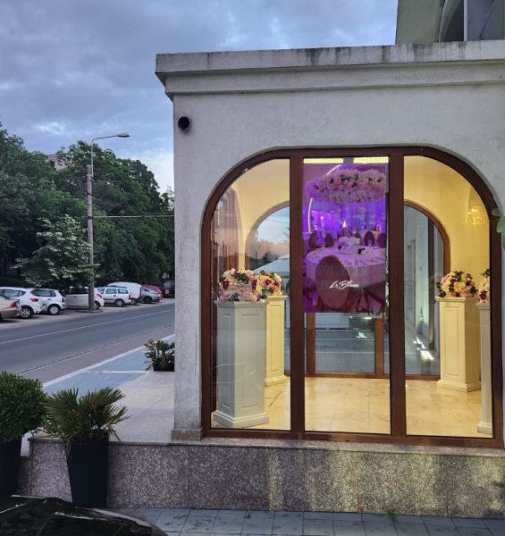 Reteaua Digitala DOOH Indoor - LE BLANC RESTAURANT & EVENTS | Locatie de lux Reteaua Digitala DOOH Indoor - LE BLANC RESTAURANT & EVENTS | Locatie de lux